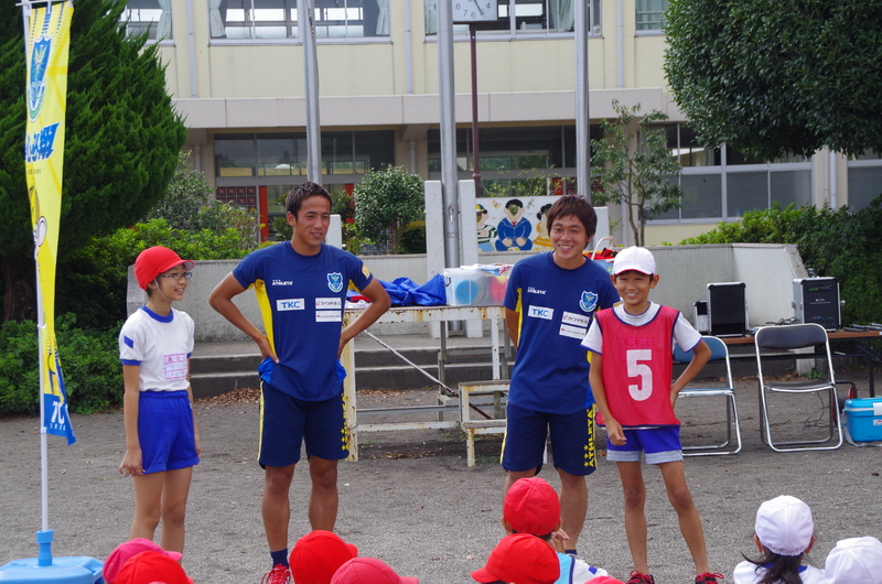 始めは二人組でボール運び!