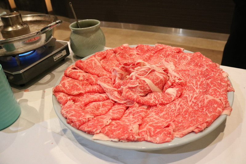 この大きなお皿に盛られているお肉が数分でなくなります。少なくなるとすぐにホテルのスタッフの皆さんが準備してくれました！