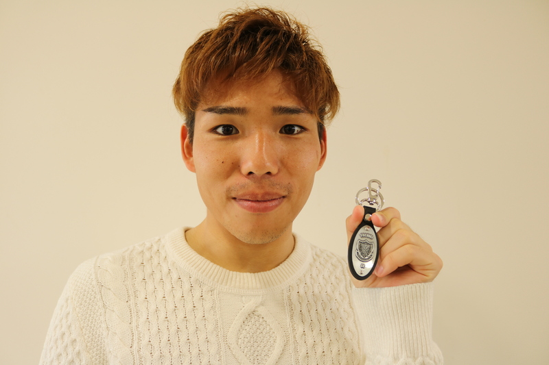 続いて、榊選手が持っているのは【レザーキーホルダー】(価格:1,080円)です!
