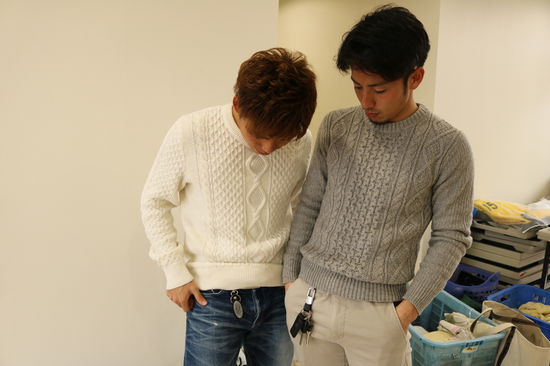 撮影中に通りがかった宮崎選手につけ方をレクチャーしてもらい、装着完了!榊選手のようにデニムパンツの時に合わせてもぴったり(^o^)♪