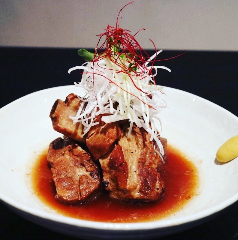 【スペアリブの角煮】
・今週のビストロトッキー、オススメの一品です!是非ご賞味あれ!
■価格: 1本 500円 ※写真はイメージです。
■販売場所:BAR LINK(バックスタンド)