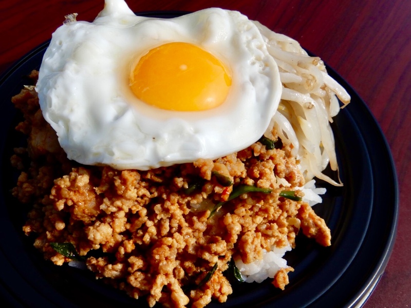 【アジアン丼】
・特製挽き肉炒めの、混ぜて食べるうま辛アジアン丼！栃木県産ニラ・コシヒカリ使用！
■価格：700円
■店舗：アジアン屋台(ファンエリア)