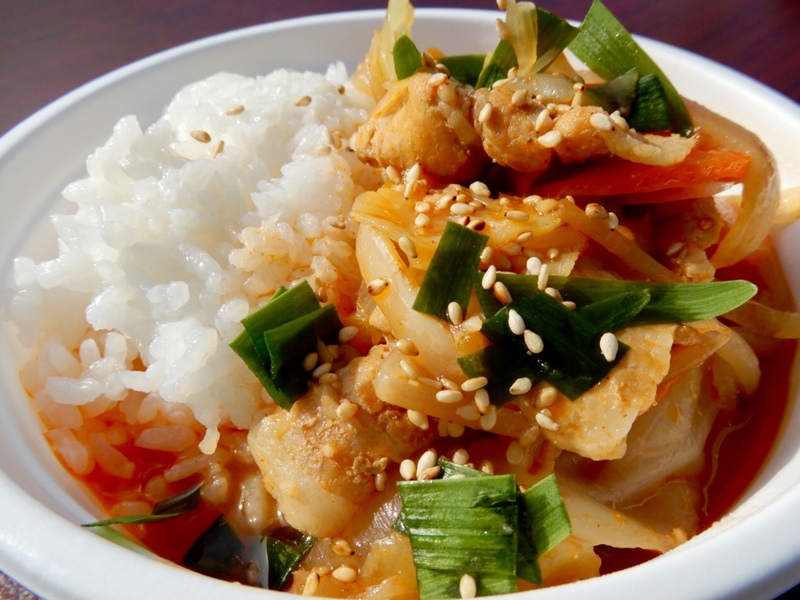 【チゲ飯】
・ピリ辛のチゲをご飯にどっさりのせました!
■価格:700円
■店舗:アジアン屋台(ファンエリア)