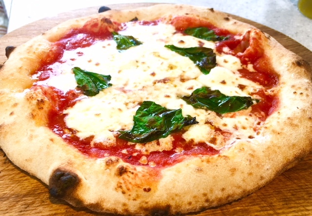 【マルゲリータピザ】・グリスタにピザが登場！　マルゲリータを含めて5種類のピザをご用意しておりますので、ご賞味あれ！■価格：700円■販売店舗：ピザかまねこ(ファンエリア)