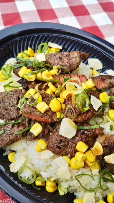 【ビーフステーキライス】
・バター醤油ライスに厳選USAビーフステーキをのせ、フライドガーリックとガーリックソースでスタミナアップ！
アツい応援をお願いいたします！
■価格：900円
■販売店舗：ミスターチキン(ファンエリア)