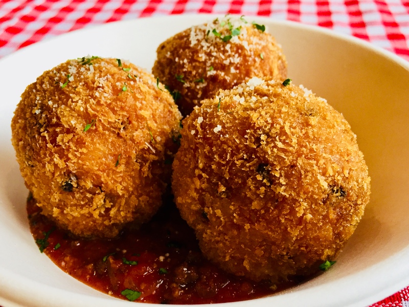 【ライスコロッケ】
・中からとろ～りモッツアレラチーズが！
■価格：500円
■販売店舗：スポーツカフェ92(ファンエリア)