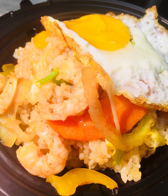 【ナシゴレン】
・目玉焼と絡めて食べるエスニック料理の定番！バリ風焼き飯！
■価格：700円
■販売場所：アジアン屋台(ファンエリア)