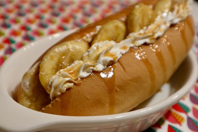 【焼バナドッグ】
・バナナをバターでソテー
キャラメルソースと生クリームをトッピング。
■価格：500円
■販売店舗：バンクシー(バックスタンド)