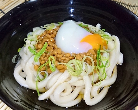 【釜たま納豆うどん】
・&nbsp;水戸と言えば納豆ということで、釜揚げしたうどんに、 水戸納豆・温玉を乗せ、出汁つゆをかけました。 納豆と温玉をうどんと豪快にまぜまぜしてズルズルっとお召し上がりください。 ※温玉抜きの釜揚げ納豆うどんにも出来ます（500円）
※限定30食
■価格：&nbsp;600円
■販売場所：なすのまきうどん(ファンエリア)