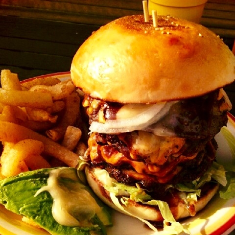 【メガトンバーガー】
・勝点３を込めて、パティ＆チェダーチーズx３枚のっけちゃいました。
ボリューム満点、食べごたえ抜群のスペシャルバーガーです。
■価格：1,000円
■販売場所：18diners(ファンエリア)