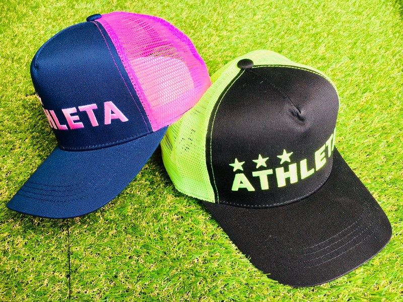 【ATHLETA×栃木SCコラボキャップ】
・ATHLETAとコラボした栃木SCオリジナルキャップが登場！
今シーズンのユニフォームカラーに合わせた2色展開で販売。
強ーい日差しの季節になりましたので、観戦やレジャーのお供にどうぞ！
■価格：3,780円
■販売場所：ファンエリア内グッズ売店、ホームゴール裏グッズ売店
