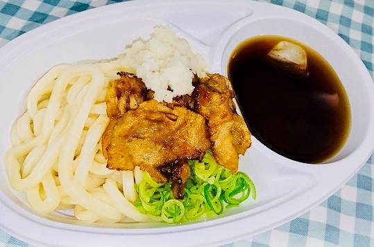 【おろしつけ肉うどん】
・暑い夏にピッタリの限定サッパリおろしのせうどんです！！
おろしを乗せるだけで清涼感たっぷりのサッパリうどんの完成です！！
数量限定ですのでお早めにお求め下さいませ。。 
 ■価格：700円
■販売場所：なすのまきうどん(ファンエリア)