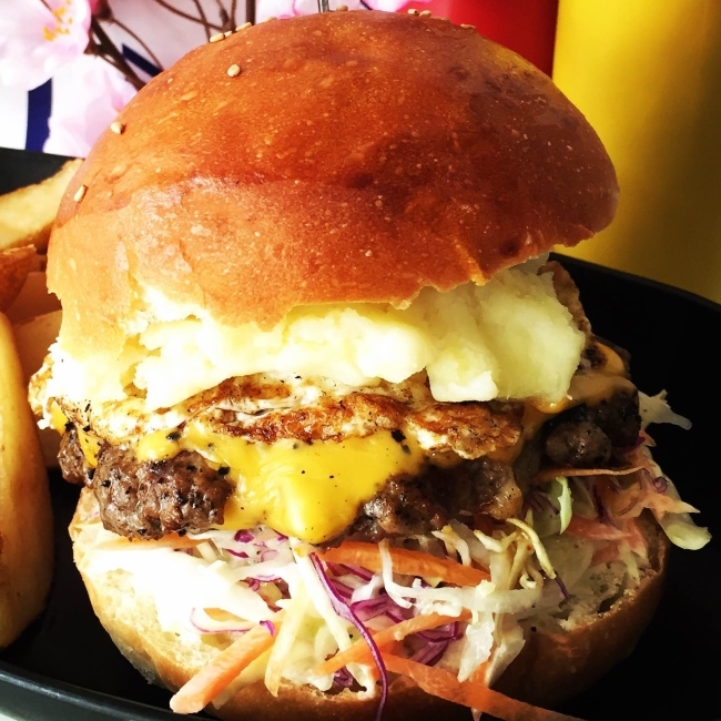 【スイートマッシュバーガー】
・暦の上では秋。今が旬のさつまいもをマッシュポテトにして挟みました。
■価格:700円
■販売場所:18diners(ファンエリア)