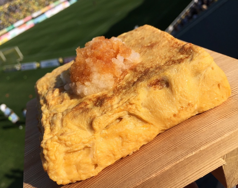 【絶品！玉子焼き】
・なかなか珍しい、玉子焼き専門店です！一度食べると虜になりますよ！
■価格：500円 
■店舗：玉子屋てっちゃん(バックスタンド)※こちらのメニューはホームゴール裏エリアでの販売につき、ビジターチームグッズを身に着けてのご購入はいただけません。
なお、ビジターゴール裏チケットをお持ちのお客様は、北ゲートより再入場していただく必要がございます。