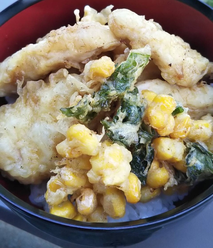 服部選手応援メニュー！【はっ鳥丼】
・とり天が8個と野菜の天ぷらが乗った丼です！
■価格：800円
■店舗：ミスターチキン(ファンエリア)