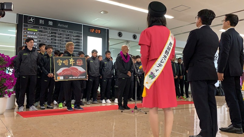 宮崎牛をチームを代表して大黒将志選手が受け取りました。
