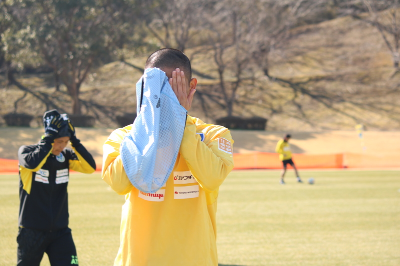 こちらは、田代雅也選手。広報カメラを見つけ、とっさに顔を隠しました。次は笑顔の写真が撮れるように、チャレンジしたいと思います。