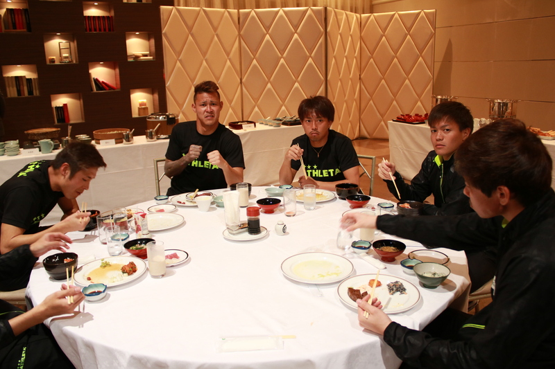 こちらはダンディな皆さんのテーブルです。藤原広太朗選手、ファイティングポーズの伊藤竜司選手、廣瀬浩二選手、大﨑淳矢選手、温井駿斗選手たちのテーブルです。