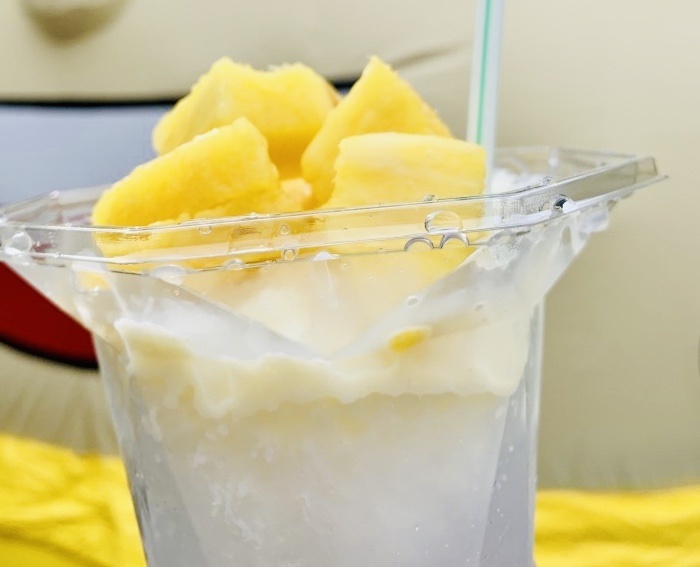 【パイン氷】
・かき氷に練乳、上にはパイナップルがノリに乗っています。
■価格：500円
■販売店舗：18diners(ファンエリア)