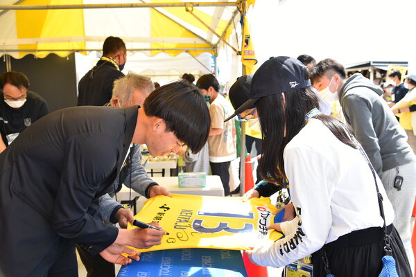 後援会デー選手サイン会.jpg