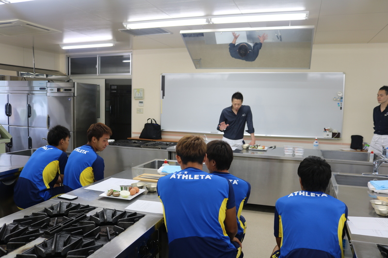 
本日のメニューは「大垣さんちの親子丼」
  
&nbsp;
  
まずは大垣シェフに手順をご教授いただきました。