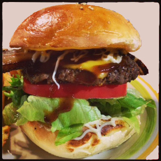 ①ベーコンとちまるバーガー
・とちまるバーガーに自家製スモークベーコンをトッピング。これぞKING OF BURGER！■価格：800円 ■販売店舗：18diners(フードコート)