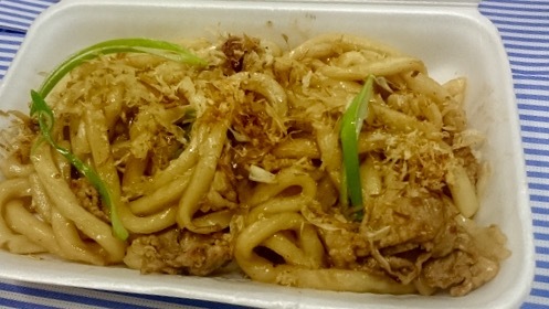 ②特製しょう油ダレ!! 肉とネギの~那須の焼きうどん~・具材を長ネギと豚肉だけを使用し、ナスノマキウドン屋特製のしょう油ダレで味付けした焼きうどんです。■価格:600円 ■販売店舗:NASU no Maki Udon(バックスタンド)