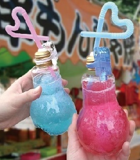 ・今全国的に話題になっている「電球ソーダ」がとうとうグリスタに登場!お祭りなどでは女性やお子様を中心に大行列が出来ている人気商品です。見た目も綺麗でユニークなので「インスタ映え」もバッチリ♪
■価格:600円 ■販売店舗:バンクシー(バックスタンド)