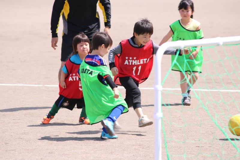 ■日程：平成29年9月16日（土）
  
■場所：栃木県グリーンスタジアムサブグラウンド（栃木県宇都宮市清原工業団地32）
  
■時間：15:30～16:30
  
■対象：満4歳（年中児）～5歳の男女
  
■定員：20名　※先着順となります。
  
■参加条件：対象年齢の男女ならだれでもOK ／ 原則、スクール生以外のお子様が対象※但し、友達を連れてきてくれる子はスクール生でも参加可能！
■参加費：無料
  
■指導者：栃木SCスクールコーチ
  
■持ち物：飲み物・タオル・着替え等
  
■申込方法：お電話にてお申込みください。
  
■申込締切：平成29年9月14日（木）17:00迄
  
■その他：
・当日は、ホームゲーム開催日となっております。サブグラウンド駐車場には駐車できません。
・悪天候の場合、教室は中止となります。その際は、13:00までにホームページ上にてお知らせします。
・教室時の怪我につきましては、応急処置は致しますが、保険には加入しておりませんので各ご家庭での対応をお願いします。
 
【お問合せ・申込先】
栃木SCサッカスクール係　TEL028-650-5540 （火～金10:00～17:00）
