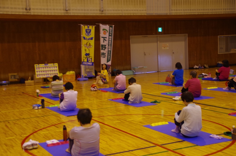 今回も森川純子トレーナー(日本体育協会公認フィトネストレーナー)が参加者のみなさまの健康づくりの一助となるための教室を開催いたしました。この日もみんなで声を出していい汗を流しました。