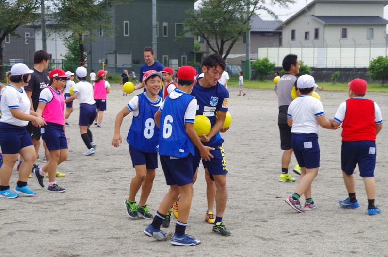 選手とのPK対決です！
子供達は本職のジョニー選手からなかなかゴールを奪うことができず&hellip;途中で牛之濵選手と交代しました。