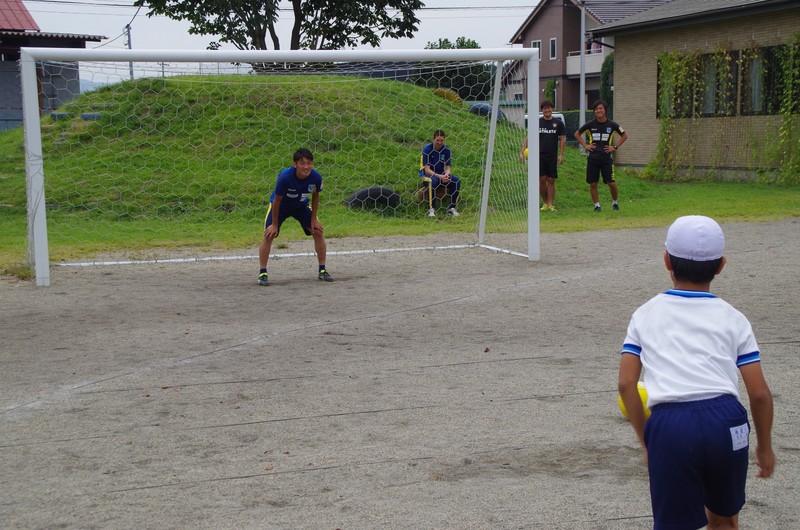 最後はお待ちかねのミニゲーム。男の子も女の子も白熱したゲームとなりました。
牛之濵選手はボールをもらい素早いドリブルからのゴーーーール！！
