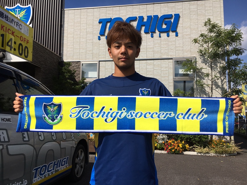 【カラータオルマフラー】・イエロー×ブルーのボーダーデザインのスタイリッシュなタオルマフラー。フルカラーバージョンですので綺麗な発色になっています。また、このタオルはあの有名な今治産のタオルを使用していますので使用感も抜群！■サイズ：200mm×1,100mm■価格：2,000円■販売場所：フードコートグッズ売店、ホームゴール裏グッズ売店
