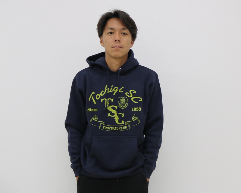 【プルオーバーパーカー】・西澤選手がモデル並みの着こなしをしているこのヴィンテージ風のパーカー。普段使いも意識したデザインになっていますので、これからの季節を共に過ごして下さい！■サイズ：S、M、L、LL■価格：7,344円■販売場所：フードコートグッズ売店、ホームゴール裏グッズ売店
