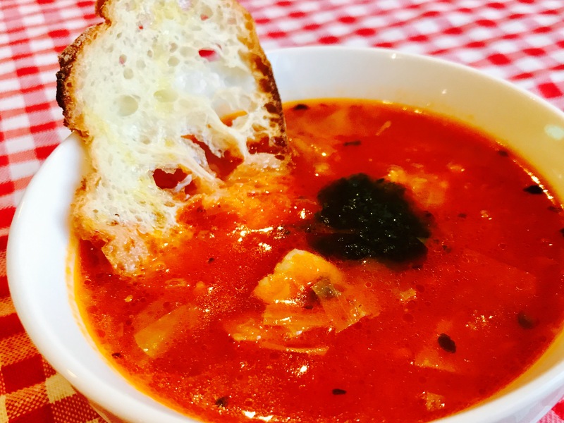 「具だくさんミネストローネ」・たっぷりの野菜と大きめにカットしたベーコンを自家製トマトソースで煮込みました■価格：400円 ■販売店舗：Sports Cafe92(フードコート)