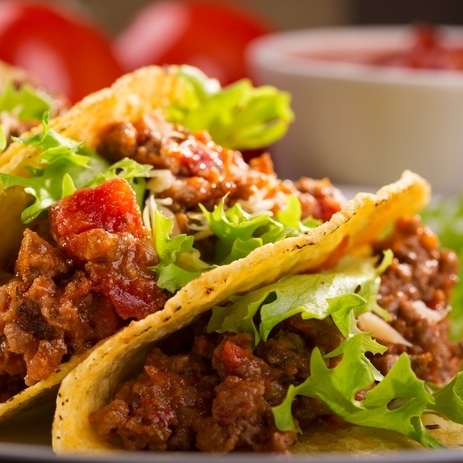 「タコス」・ピリ辛ミンチとサルサソースのタコスです。ポテト付！■価格：500円 ■販売店舗：18diners(フードコート・メインスタンド下)