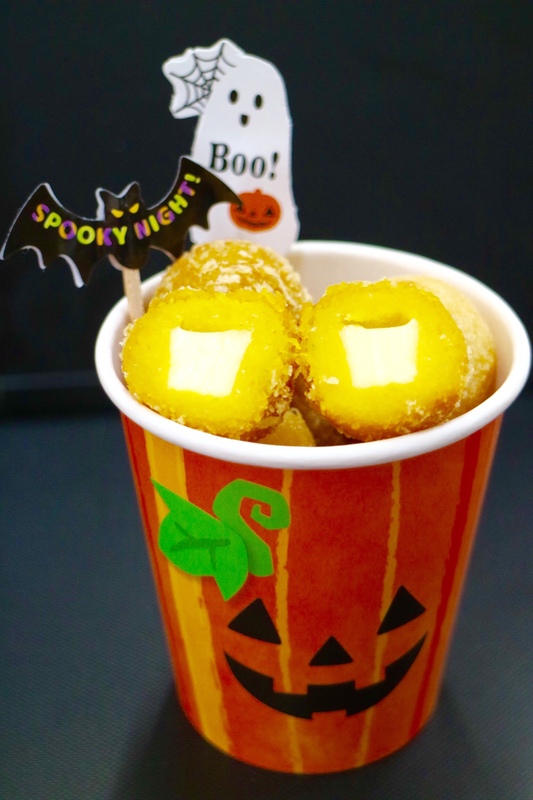 「かぼちゃボール」・大人気のチーズボールをハロウィンバージョンのかぼちゃ味にしました☆チーズボールとかぼちゃボールが両方入ったMIXカップです！■価格：400円
■販売店舗：ダ・ネイデ（バックスタンド）
