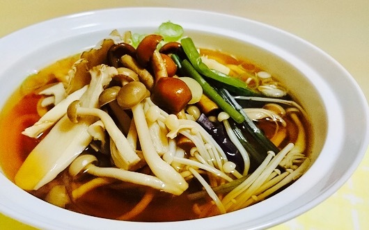 
「秋のキノコづくしと山菜のおうどん」

・今回はキノコのエキスたっぷりのうどんをご用意しました。
しめじ、舞茸、えのき、エリンギ、なめこなど。 そこに山菜を加えさっぱりとした仕上がりにいたしました。 
※数量限定。キノコ汁が無くなりしだい次第終了。

■価格：600円 
■販売店舗：NASU no Maki Udon（フードコート）

