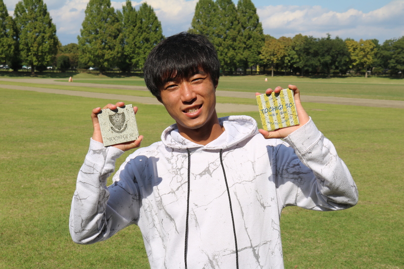 「こんなコースターも販売しているんですか！！」と興味を示してくれた、川田選手。&nbsp;&nbsp;宇都宮の大谷石を使ったこのコースターは、モノトーンのエンブレムを使ったスタイリッシュバージョンと、イエローのボーダーをデザインしたカジュアルバージョンの2種類があります！