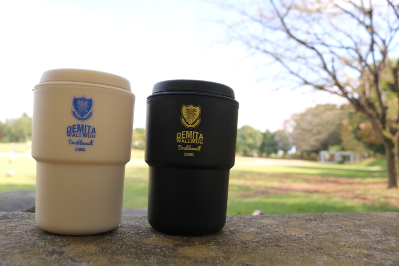 続いては、【ウォールマグDEMITA（1,800円）】
容量350mlとなります、ホットドリンクも冷たいドリンクもぜひこちらでどうぞ！
【特徴】&nbsp;① 二重構造だからペーパースリーブ不要。&nbsp;&nbsp;② 落としても割れにくい素材。
 ③ 飲み口が選べる2 WAY LIDはストローも使えて、小さなお子さまから口紅が気になる女性まで幅広くお使いいただけます。&nbsp;④ フタは簡単に分解でき清潔に保てます。&nbsp;
