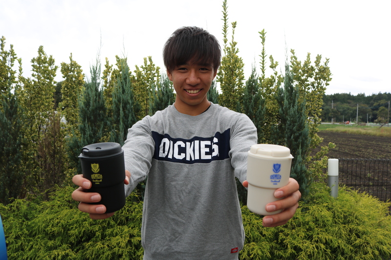 藤沼選手が持ってくれているように、ブラックとホワイトの２色あります！お好きな色をゲットしても良いですし、ご夫婦で違う色を買っても良いですね☆