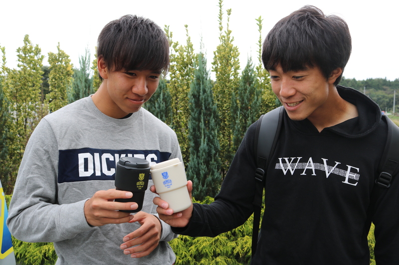 同級生コンビではこうなりました！今の時期には温かい飲み物を入れて、ぜひお仕事のおともにいかがでしょうか！
&nbsp;
  
この他にも肌寒くなってきたこの時期にぴったりなグッズを取り揃えておりますので、ぜひグッズ売店でチェックしてください！グッズ売店はフードコートとホームゴール裏の２か所になります！！
