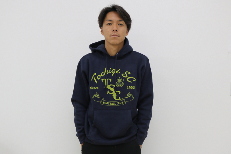 西澤代志也選手が来ているのは、【プルオーバーパーカー（7,344円）】
 ヴィンテージ風のパーカーのデザインになっていますので、普段使いもできそうですね！