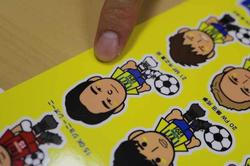 「僕（２１ MF 牛之濵拓）はここにいます！」と教えてくれました(笑)普段使っている手帳やノートに張っても良いですね！