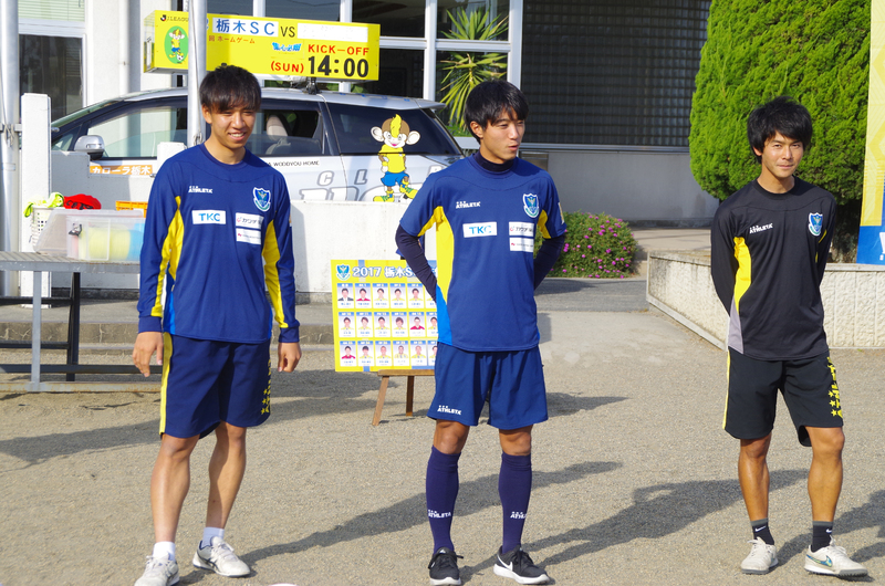 準備運動では１人ボールを１個持ち、落とさないように走ったりバックでスキップしたり、相手のボールを落とし合いました。みんな笑顔でドリブルを行い、準備運動は終了です。