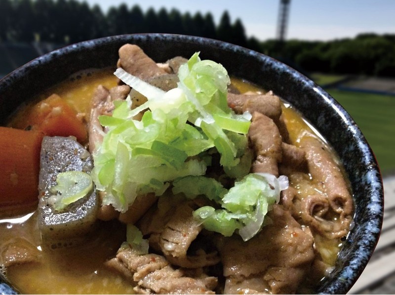 「もつ煮」・やわらかく煮込んだモツと味のしみ込んだ野菜に七味で辛みを加えれば体も一層温まります。■価格：400円 
■販売店舗：18diners(フードコート)、粉家一門焼侍(イベントエリア)