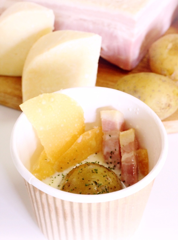 「チーズフォンデュスープ」・この時季あなたをやさしく温めてくれるスープが出来上がりました！■価格：400円 ■販売店舗：日光乙女チーズ(イベントエリア)