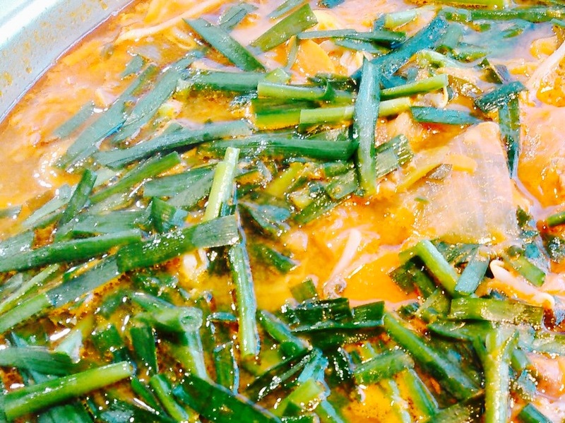 「チゲ鍋」・豚バラ肉と野菜がたっぷり入った韓国風コチュジャン旨辛鍋！■価格：400円 ■販売店舗：アジアン屋台(フードコート)