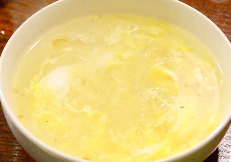 「ふんわりたまごのスープ」・ゴマ油で玉ねぎ、とりもも、しょうがを炒め中華風スープに仕上げます。寒ければ、少しとろみもつけようかな？■価格：400円 ■販売店舗：ミスターチキン(フードコート)