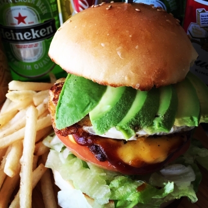 
『アボカドとちまるバーガー』
・とちまるバーガーにアボカドをトッピングしました。より一層おいしくなりました。
■価格：800円
■販売店舗：18diners(フードコート)
